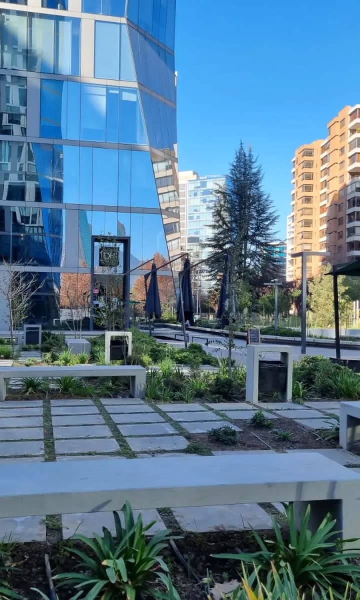 Plaza urbana con bancas de hormigón Piedras Jack