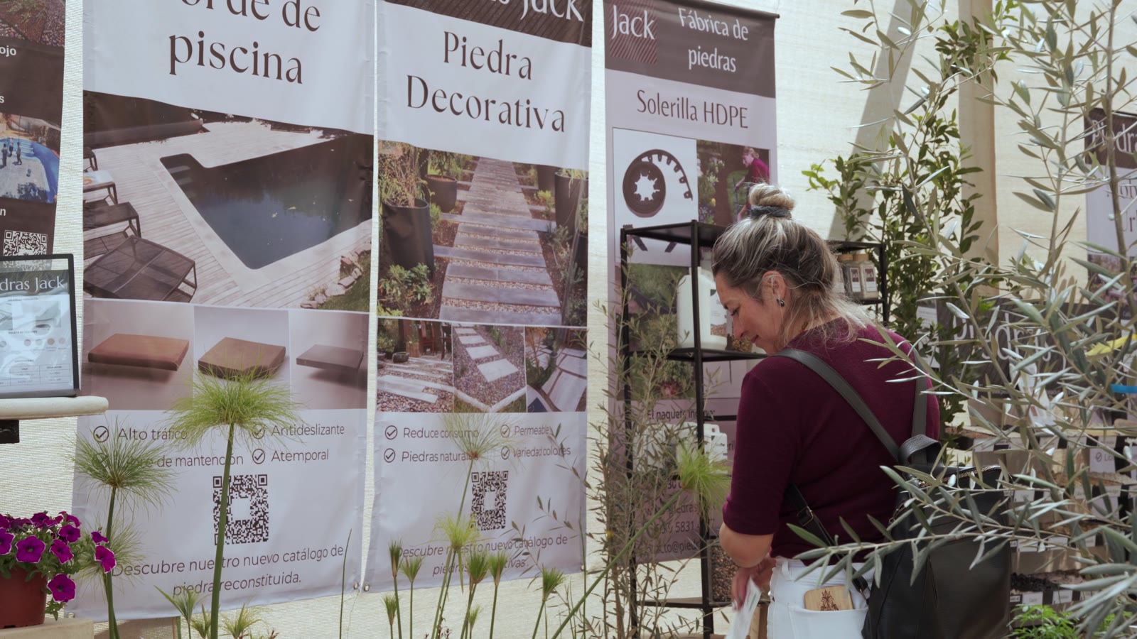 Muestras y productos Piedras Jack exhibidos en una feria